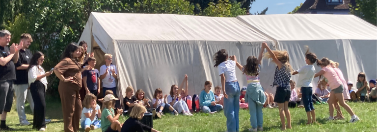 Ferienbande mit Verpflegungszelt