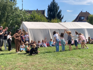 Ferienbande mit Verpflegungszelt